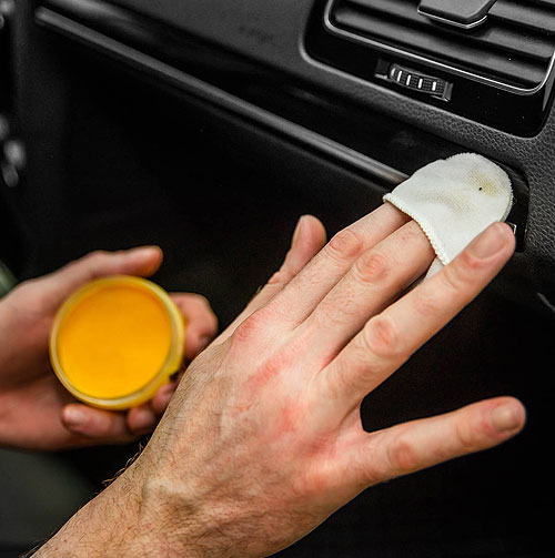 Detailní čištění interiérů a exteriérů automobilů